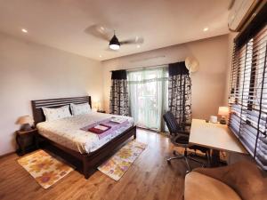 Room lux in the premium apartments Black Orchid