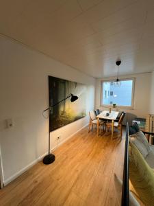 4 rooms Apartment with Lakeview, near VW & PowerCo &peaceful