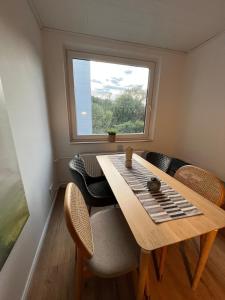 4 rooms Apartment with Lakeview, near VW & PowerCo &peaceful
