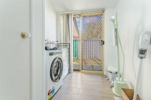 Bright Airy Retreat with Garden