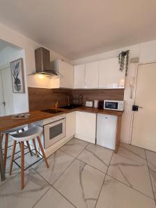 Lescale direct access to train station ideal location