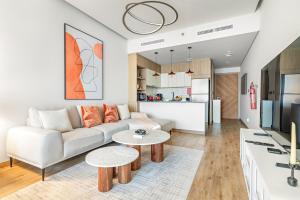 FIRST CLASS Studio Minimalist Chic Retreat