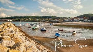 Sea View Lodge with Hot Tub