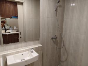Comfy Studio Apartemen Bella Tower by ERELYN