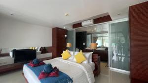 Sea View Apt with Pool Access at The Quarter 308