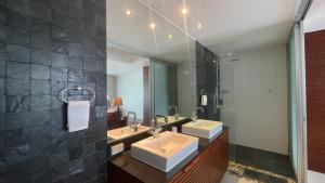 Sea View Apt with Pool Access at The Quarter 308