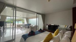 Sea View Apt with Pool Access at The Quarter 308