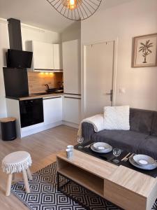 Le Scandinave - refurbished - tram stop