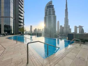 Stunning 1 Bedroom at Boulevard Point with Infinity Pool connected to Dubai Mall by Luxury Space