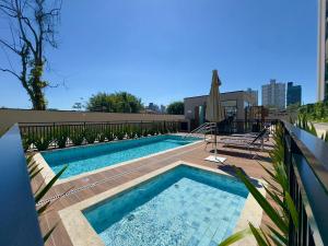 Apto 2 Quartos PISCINA Churrasqueira Wi-Fi Ar Condicionado Cozinha Complata Vaga de Garagem 400m PRAIA Ideal para Famílias ou Amigos Reserve Agora