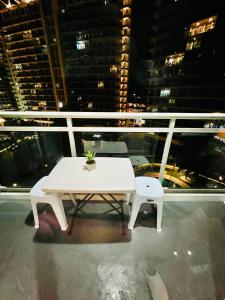 Scr Summer Vibe Netflix Balcony