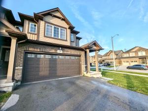 Entire Home in Niagara Region, 6 bedrooms, 5 baths with a game room, arcades