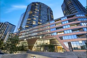 Docklands Waterfront Luxury Views with Pool and Gym