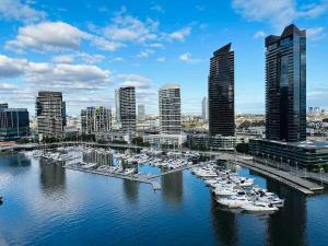 Docklands Waterfront Luxury Views with Pool and Gym