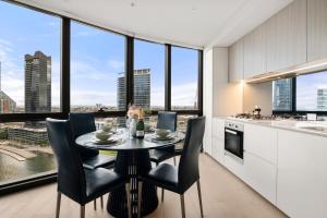 Docklands Waterfront Luxury Views with Pool and Gym