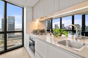 Docklands Waterfront Luxury Views with Pool and Gym