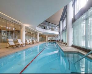 Docklands Waterfront Luxury Views with Pool and Gym