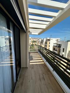 Appartement moderne à Plage des Nations Piscines et terrasse, proche mer