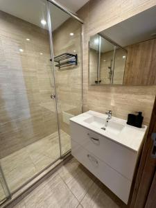 Appartement moderne à Plage des Nations Piscines et terrasse, proche mer