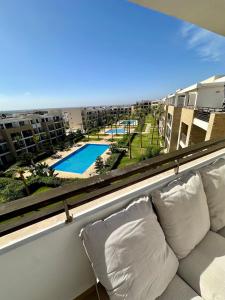 Appartement Plage des Nations Pools and sea 3ch salon