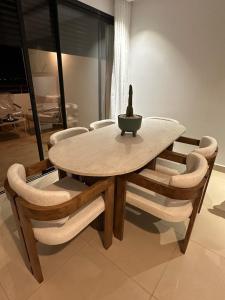 Appartement Plage des Nations Pools and sea 3ch salon