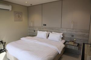 شقة بغرفة نوم وصالة مع اطلاله