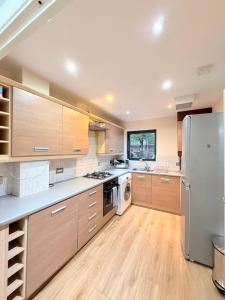 Modern 3-Bed Townhouse & Balcony