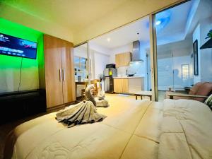 Azure Pool View with Balcony, WiFi and Netflix