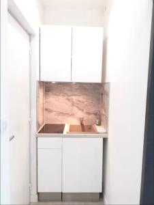 Studio climatisé vue église du Panier et hôtel intercontinental