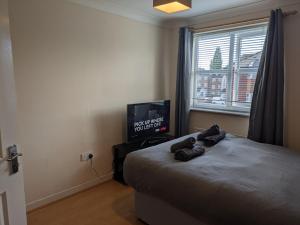 Comfortable and Peaceful 2 Bedroom Flat with Shared Bathroom and Kitchen Close to Manchester Airport