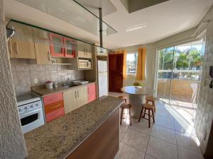 cód 101 - Apartamento á apenas 100m do mar!