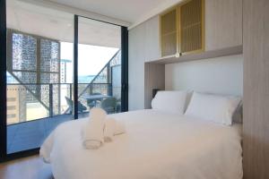 Urban Elegance - 2BR Apt with Beautiful City Views