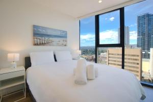 Urban Elegance - 2BR Apt with Beautiful City Views