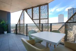 Urban Elegance - 2BR Apt with Beautiful City Views