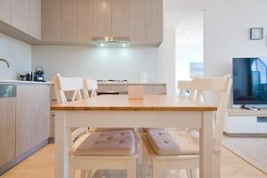 Urban Elegance - 2BR Apt with Beautiful City Views