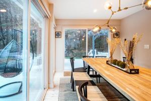 Catskill MNTN Escape 5 BR 3 bath Villa Hot Tub Fire Pit Best Group Stay