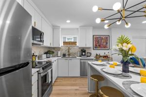 Chic 2BR flat with fireplace & gated parking