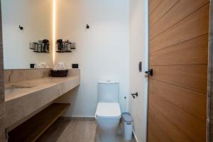Nomad Studio Fast WiFi and Rooftop Pool