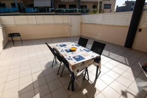 Ground floor apartment on the seafront with pool