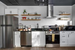 MODERN - Mins to Beach - Walk to Downtown - Free parking