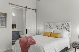 Luxury Downtown Townhome - 120 Theater & Patio