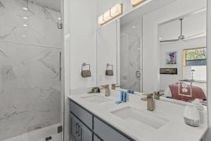 Luxury Downtown Townhome - 120 Theater & Patio