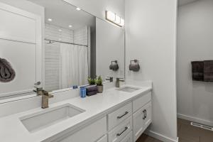 Luxury Downtown Townhome - 120 Theater & Patio