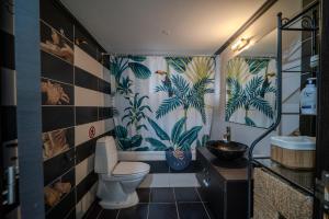 LIORA 2 Bedroom Apartment in Central Limassol with Balcony 5Gbps Fiber WiFi Private Parking and Air Conditioning Just 250m from the Beach