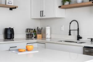 Luxury Home & Mins to Beach and Walk to Downtown