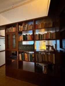 70s Vibes A stones throw from Bocconi