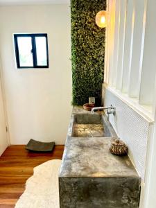 2 bedroom Guest House with comp ride to the airport