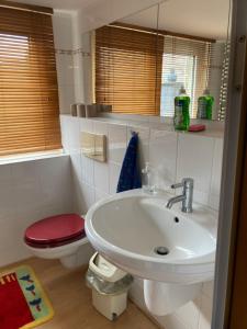 Ruhiges ganzes Apartment Self Check-in 45 m zwei Zimmer Groses Bad Badewanne Kochnische