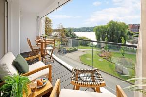 MAISUITES Eisvogel - Zentrale Luxuswohnung mit direktem Seeblick I Bis 4 Personen I Premiumküche I Boxspringbett I Kaffeevollautomat I Parkplatz I Barrierearm & Aufzug