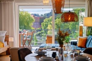 MAISUITES Eisvogel - Zentrale Luxuswohnung mit direktem Seeblick I Bis 4 Personen I Premiumküche I Boxspringbett I Kaffeevollautomat I Parkplatz I Barrierearm & Aufzug